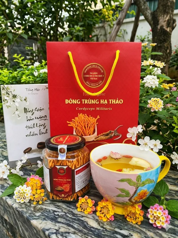 Sản phẩm đông trùng hạ thảo dạng hũ kèm tách nước dùng.