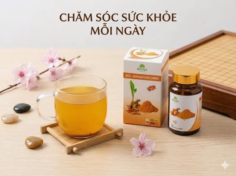 Hộp và lọ viên nang BIO-NANOCURCUMIN được trưng bày cùng một tách đồ uống nghệ.