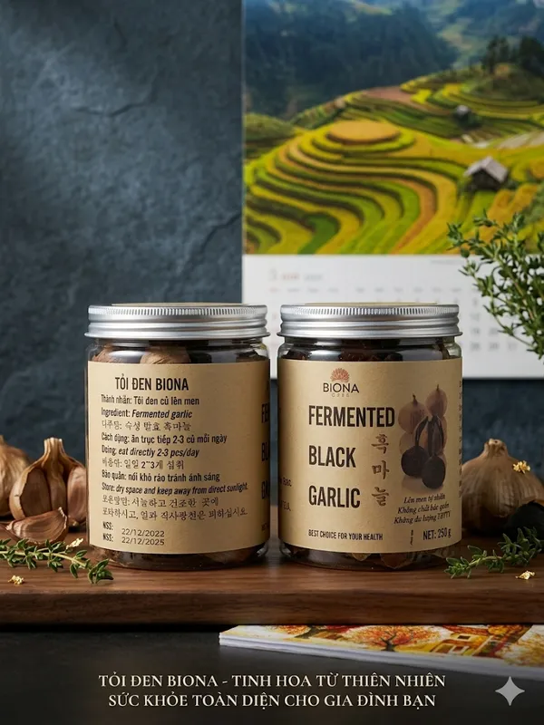 Hai hũ tỏi đen lên men Biona được trưng bày trên kệ.