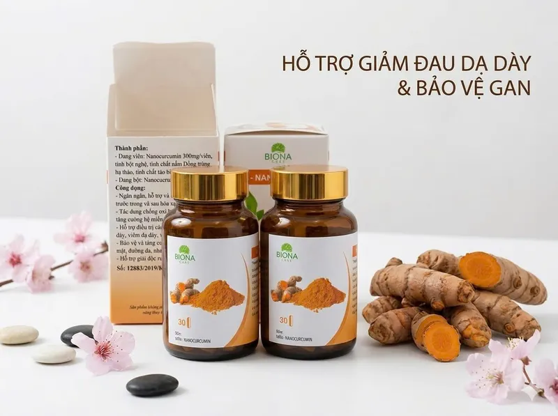 Hai lọ viên nang nanocurcumin cùng hộp sản phẩm và củ nghệ tươi.
