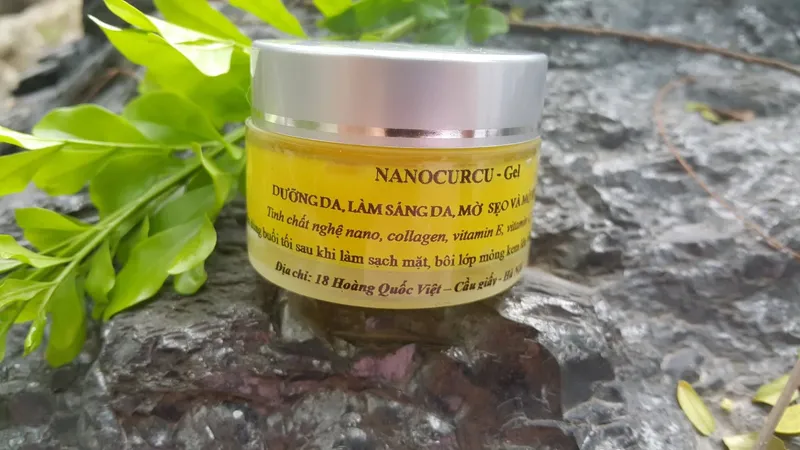 Hũ NANOCURCU-Gel dưỡng da nghệ nano với collagen và vitamin E.