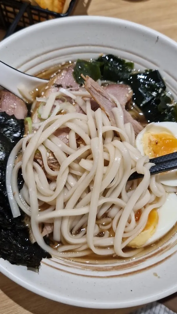 Tô mì ramen với thịt, rong biển, nấm và trứng lòng đào.