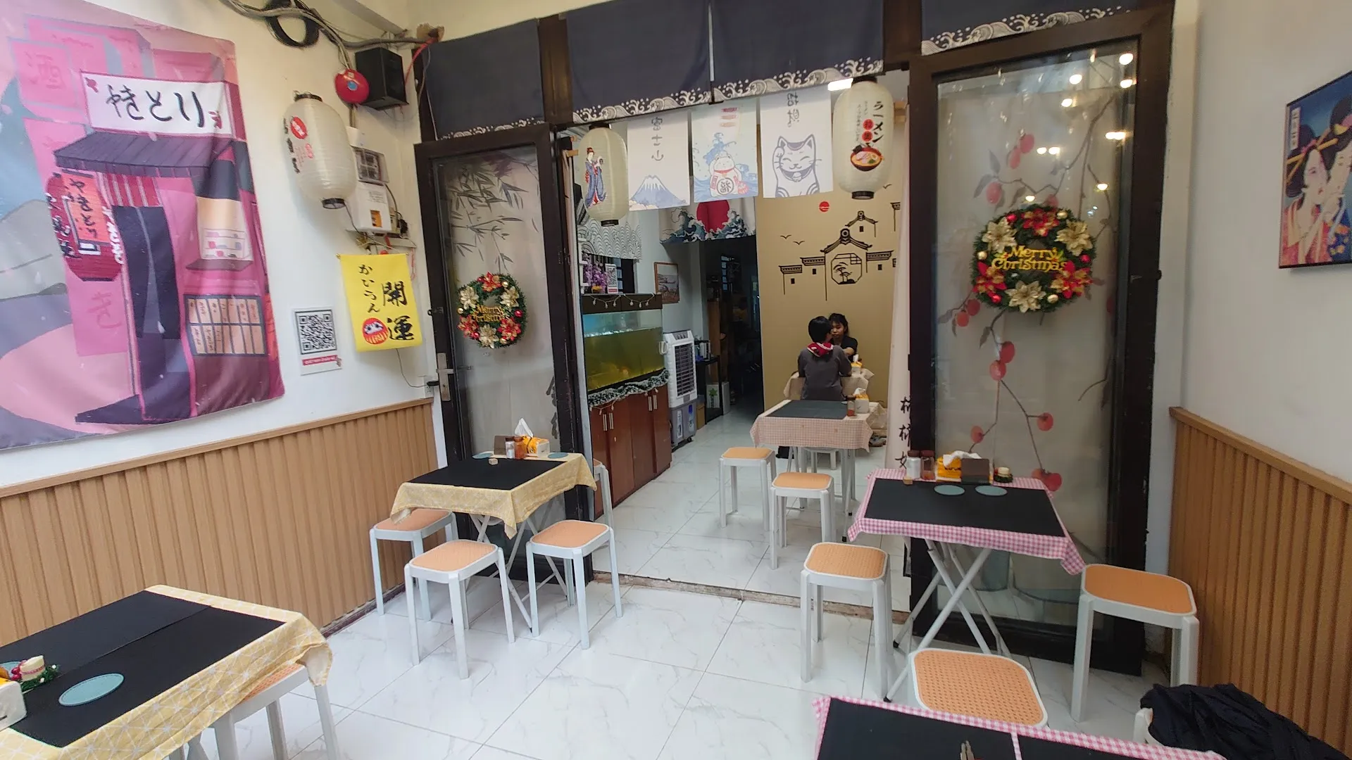 Không gian bên trong nhà hàng với bàn ghế và trang trí phong cách Nhật Bản.