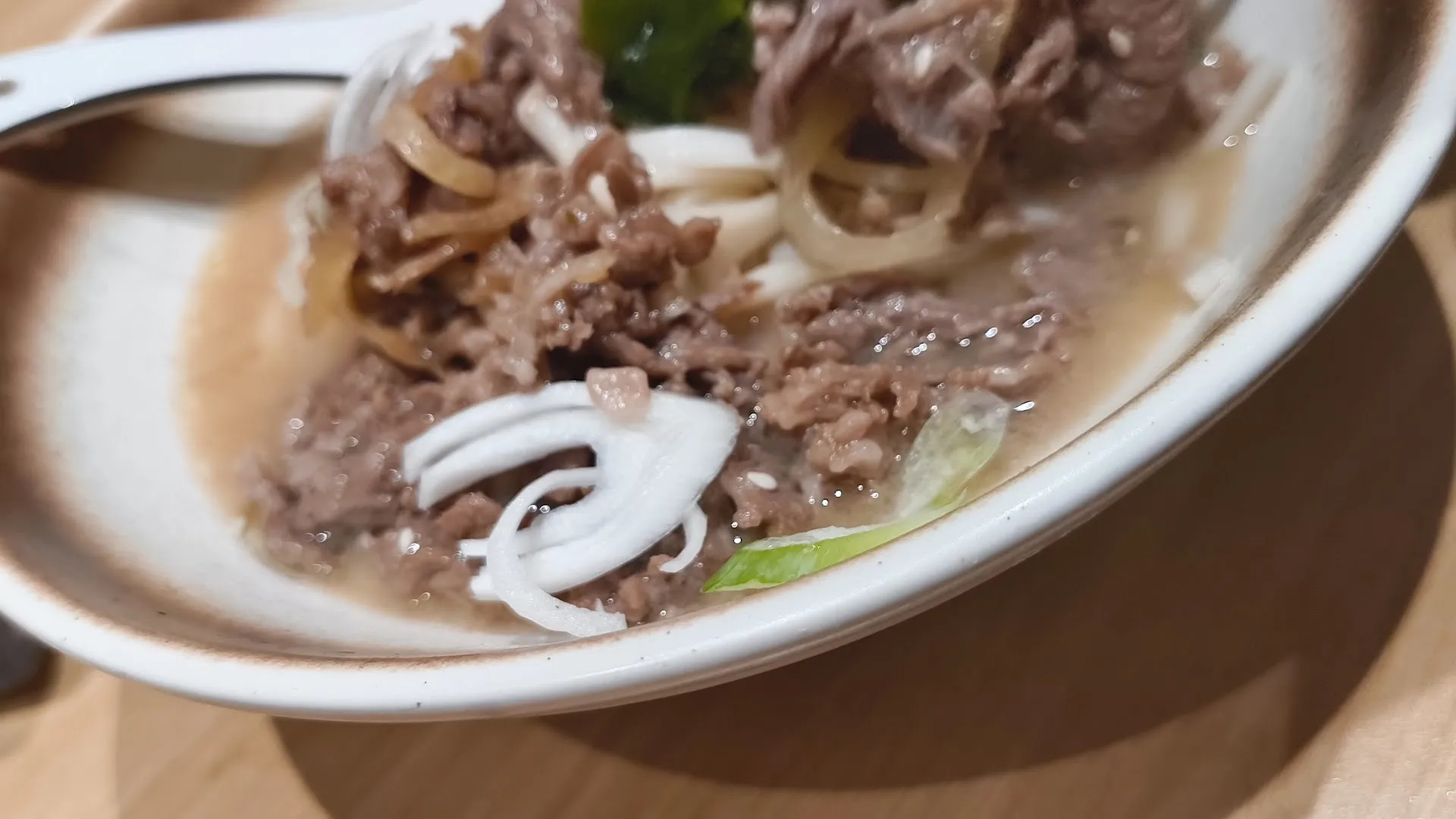 Món thịt bò xào hành và rau xanh trên đĩa