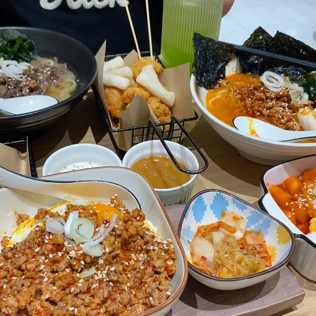 Các món ăn Nhật Bản gồm mì, cơm thịt, tempura, kimchi và món ăn kèm.