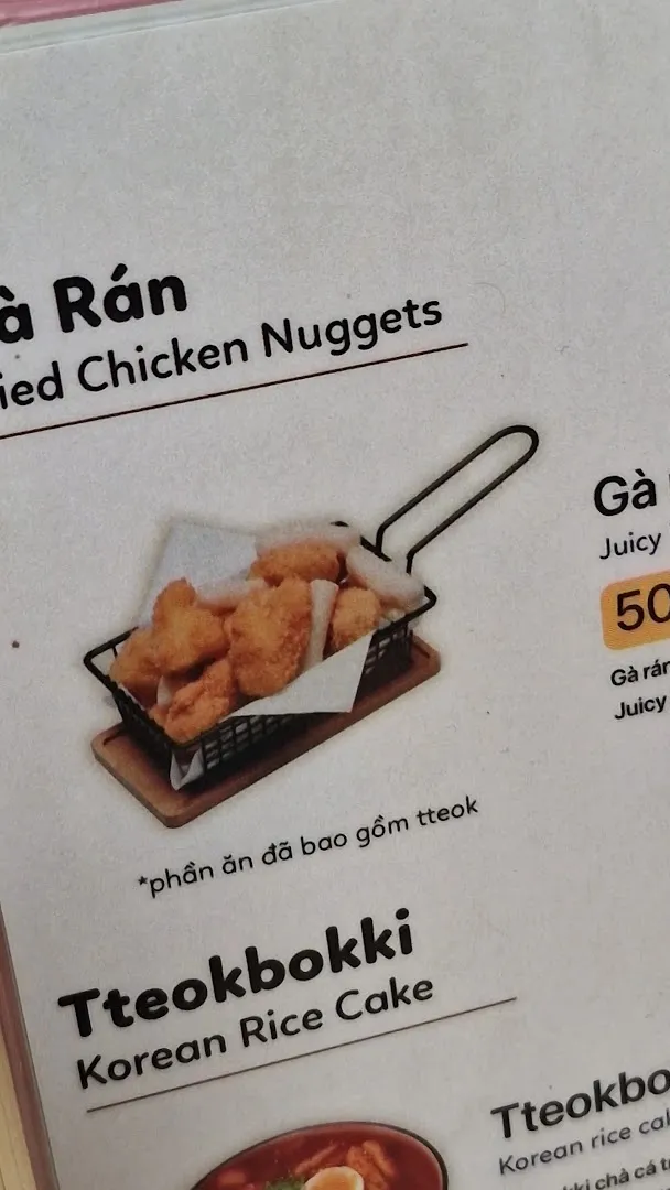 Trang thực đơn hiển thị món gà chiên Chicken Nuggets và tteokbokki.
