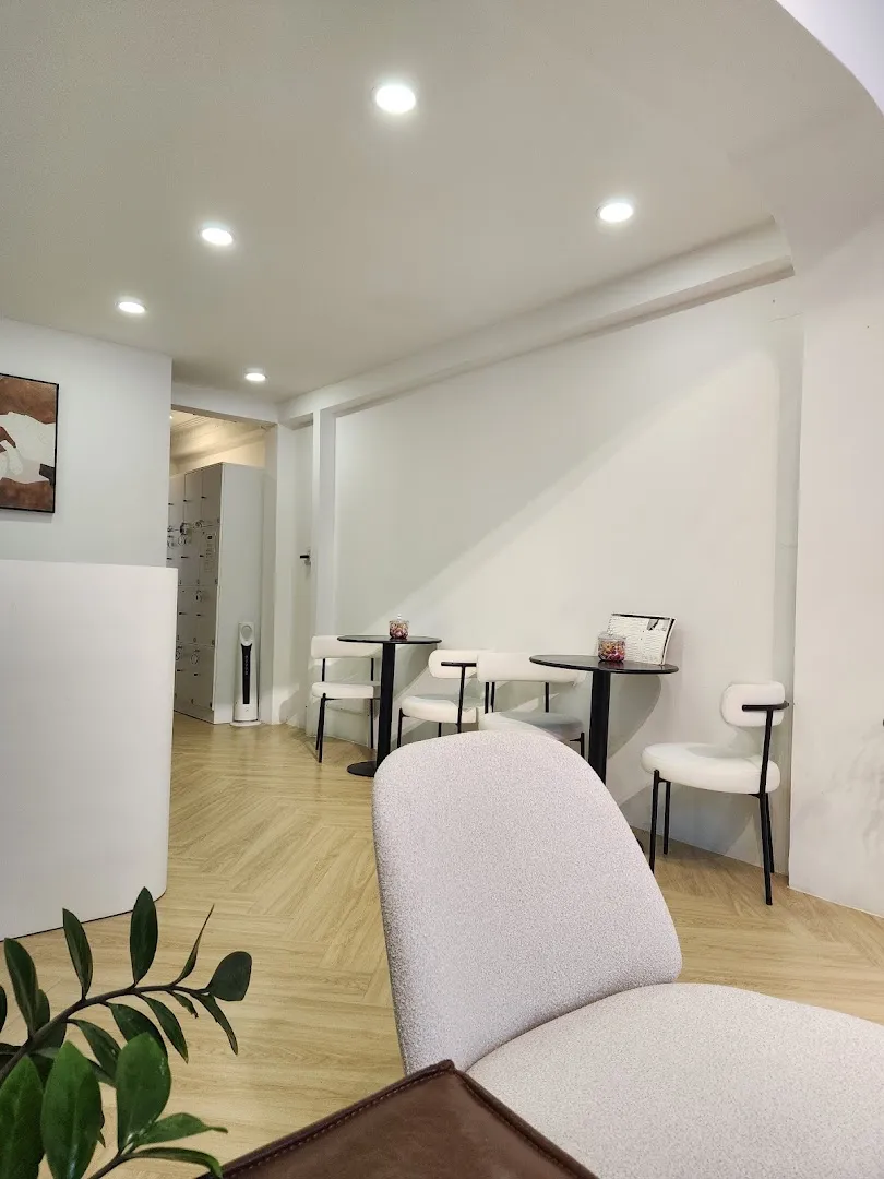 Không gian tiếp khách sáng sủa với bàn ghế và ghế thư giãn.