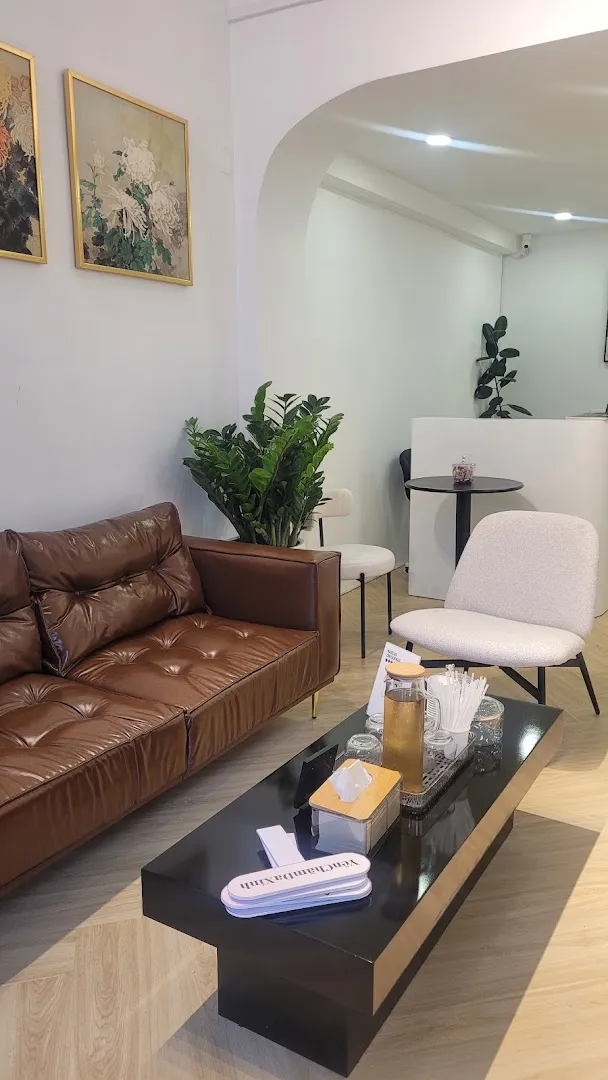 Khu vực tiếp khách với ghế sofa, bàn trà và quầy lễ tân.