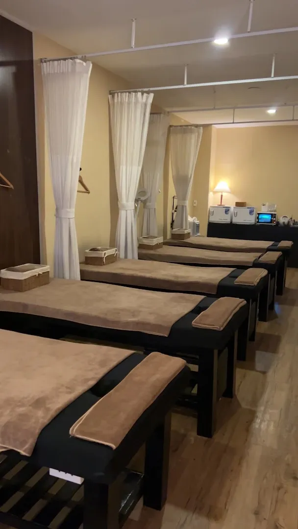 Phòng massage với các giường trị liệu riêng được ngăn bằng rèm.