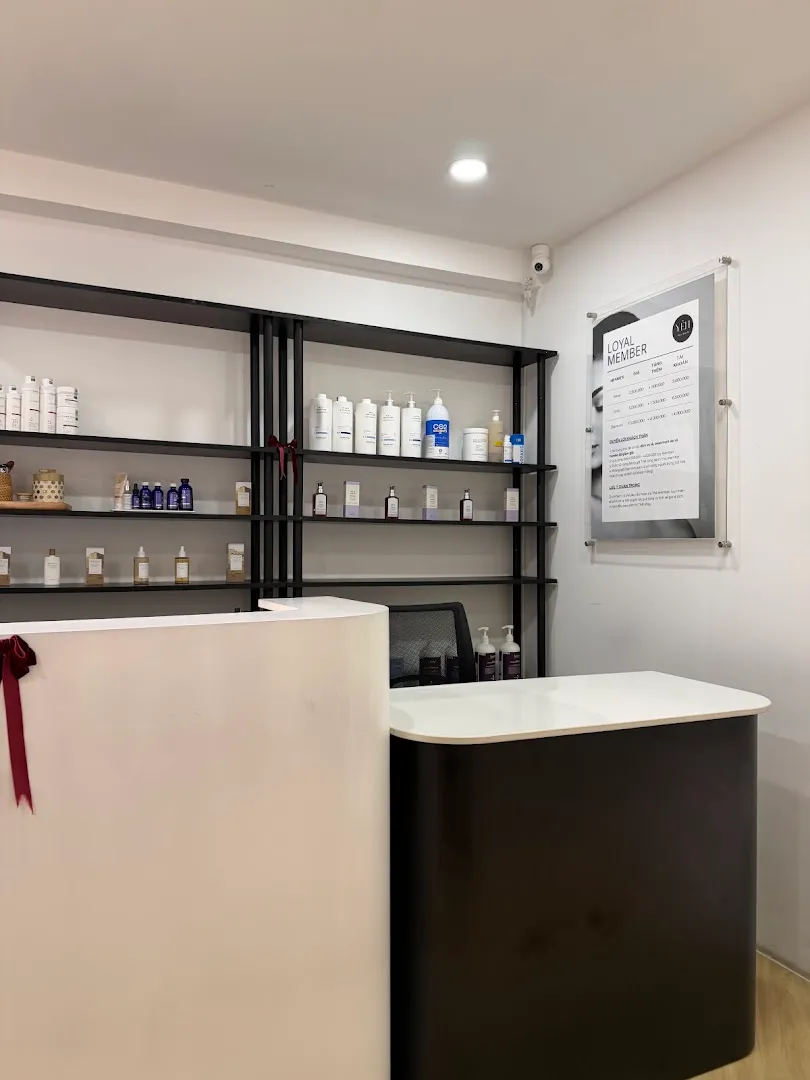 Quầy lễ tân và kệ sản phẩm chăm sóc da trong spa.