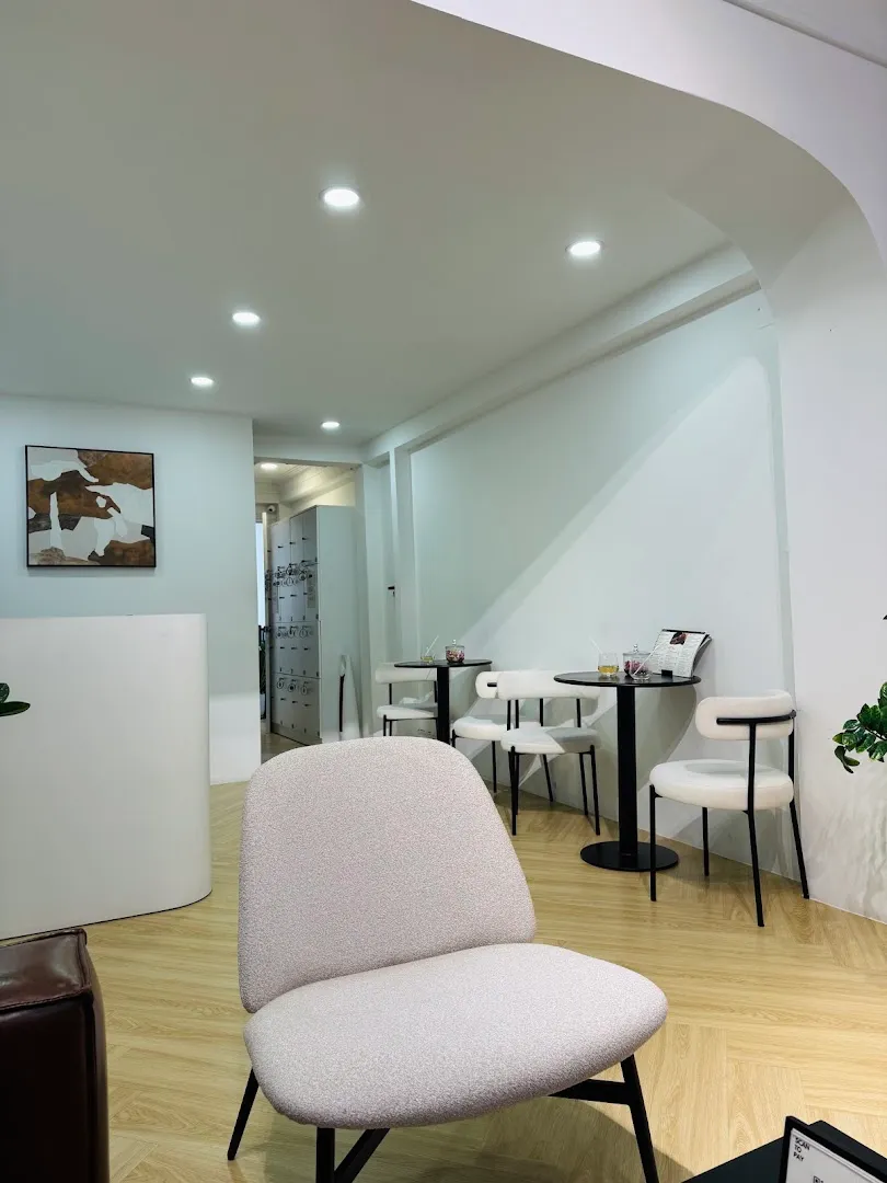 Không gian tiếp đón sáng thoáng với ghế ngồi và bàn nhỏ.
