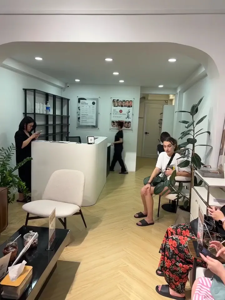 Không gian lễ tân và khu vực chờ bên trong spa.