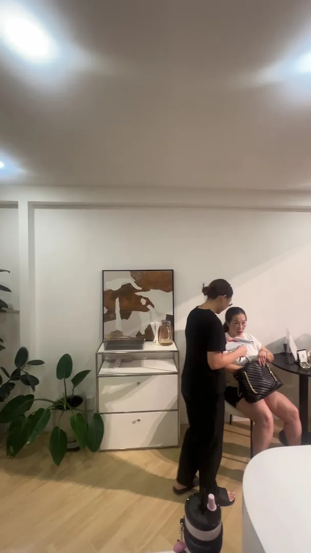 Không gian spa sáng thoáng với nhân viên đang tư vấn cho khách.