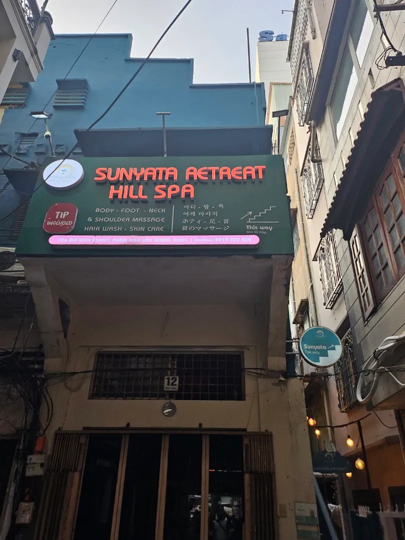 Mặt tiền Sunyata Retreat Hill Spa với biển hiệu và lối vào cơ sở.