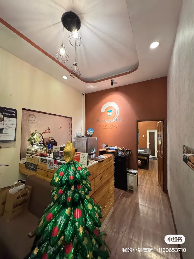 Quầy lễ tân và không gian đón khách của Sunyata Retreat Hill Spa.