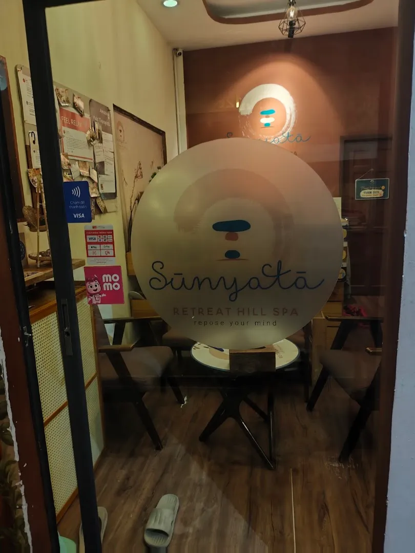 Biển hiệu Sunyata Retreat Hill Spa tại lối vào.