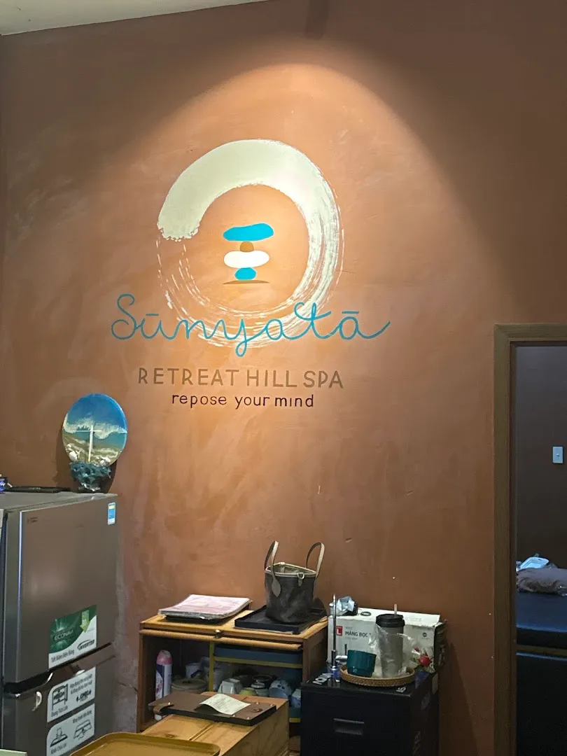 Logo và tên Sunyata Retreat Hill Spa trên bức tường nội thất.