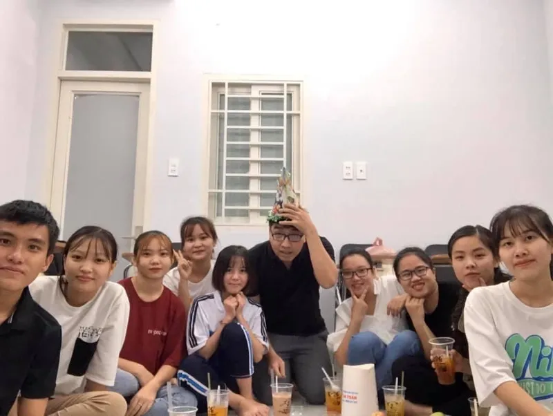 Nhóm người ngồi cùng nhau trong một không gian sinh hoạt, học tập.