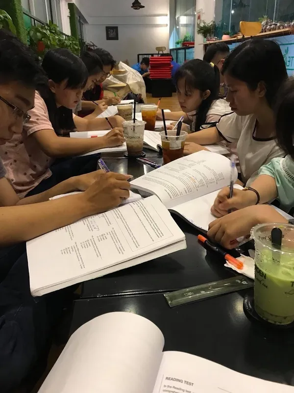Nhóm học viên cùng làm bài đọc và ghi chép trong buổi học tiếng Anh.