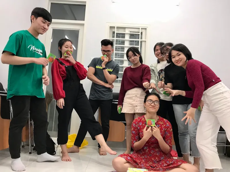 Nhóm người chụp ảnh trong một phòng học.