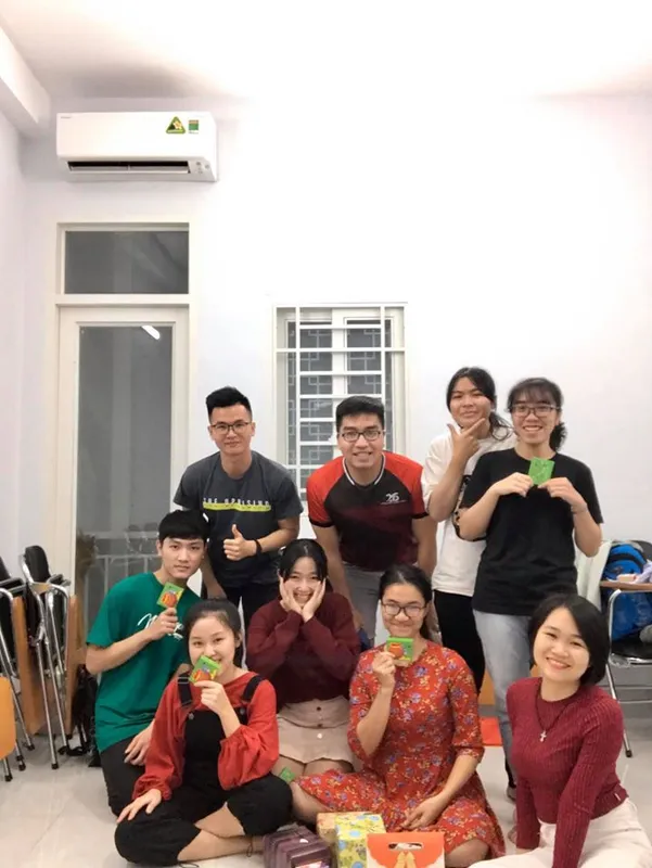 Nhóm người chụp ảnh trong không gian lớp học.