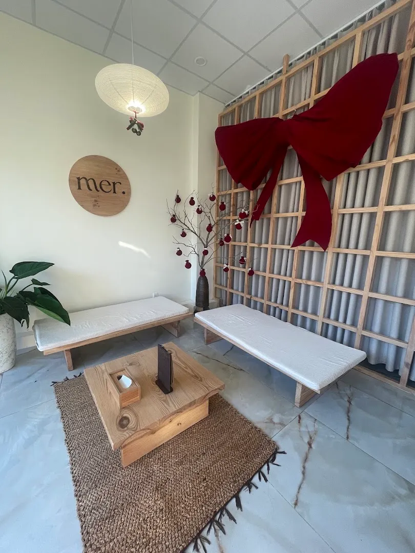 Không gian thư giãn với hai giường spa, bàn trà gỗ và nội thất trang nhã.