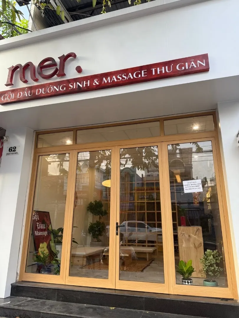 Mặt tiền MER Spa với bảng hiệu gội đầu dưỡng sinh và massage thư giãn.