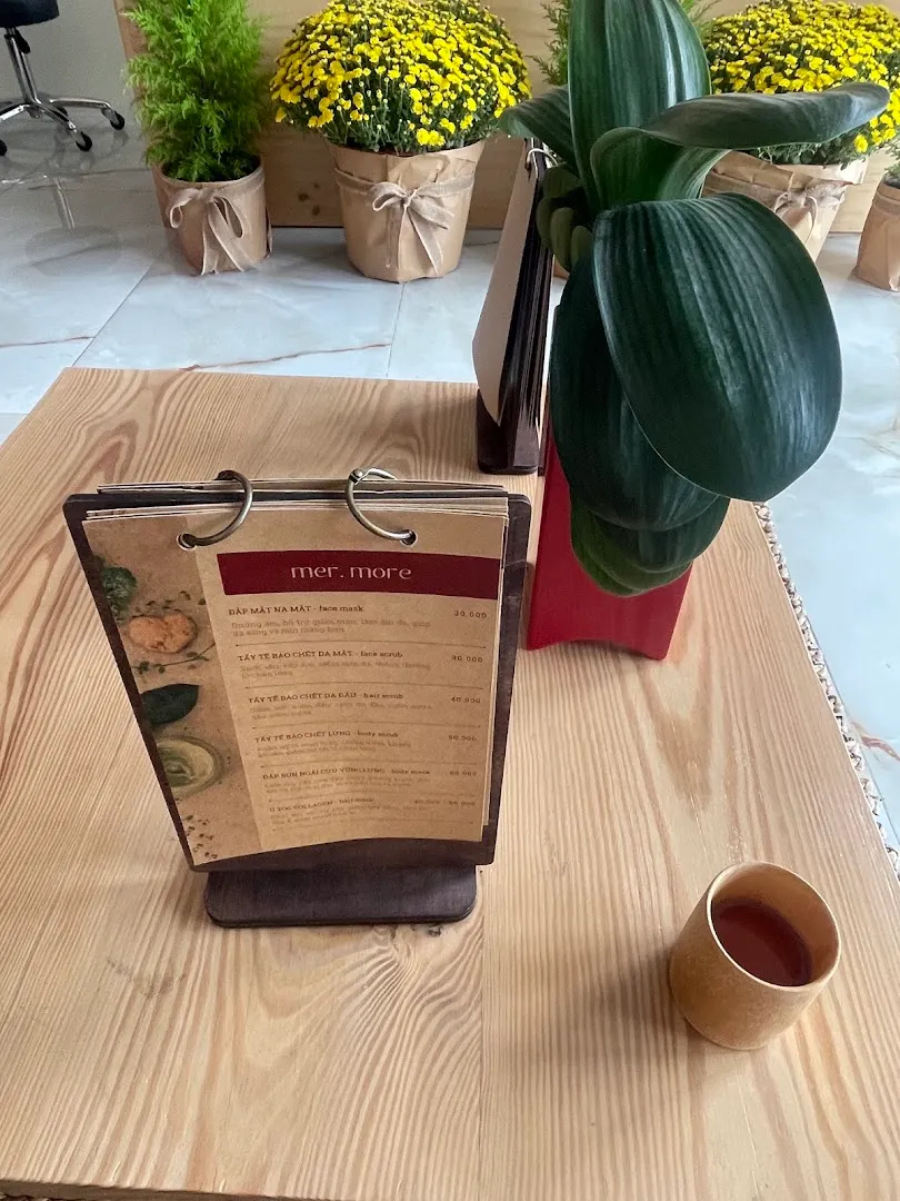 Bảng menu dịch vụ chăm sóc da và sản phẩm tại spa.