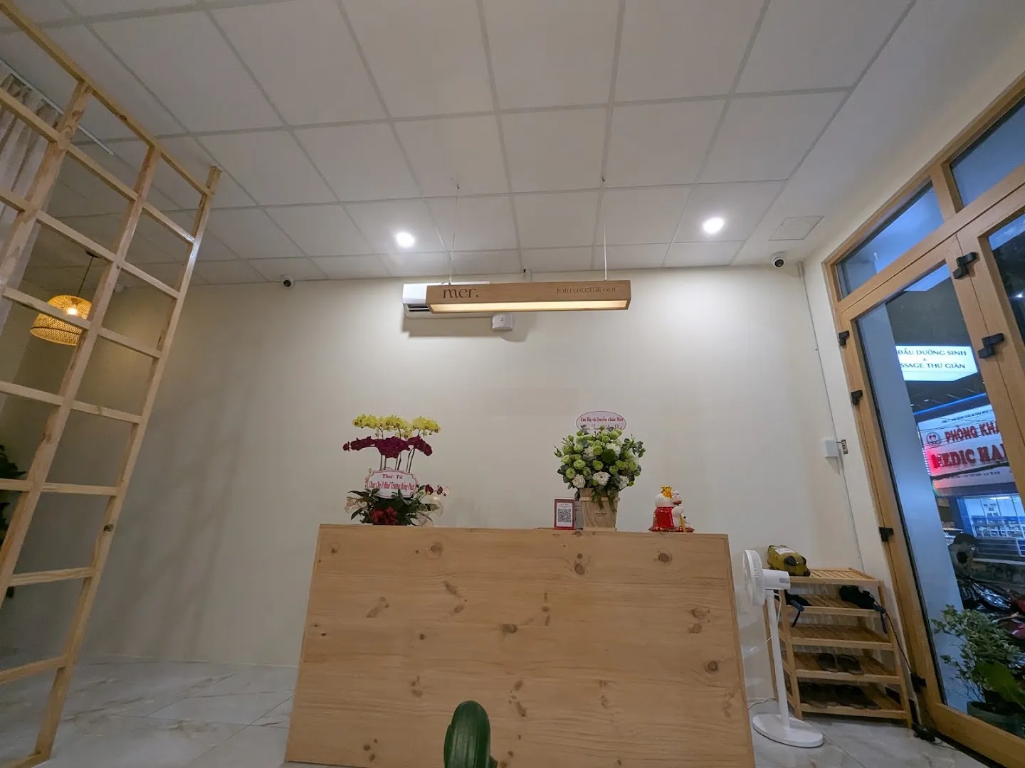 Quầy lễ tân bằng gỗ và không gian đón tiếp của spa.