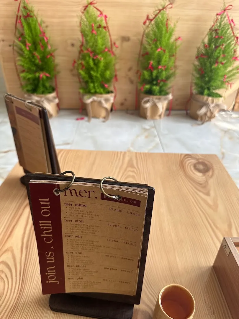 Bảng menu liệt kê các gói gội đầu dưỡng sinh và massage cùng thời lượng, giá tiền.