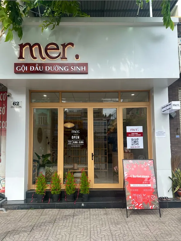 Exterior entrance of Mer spa with signage for dưỡng sinh hair washing.