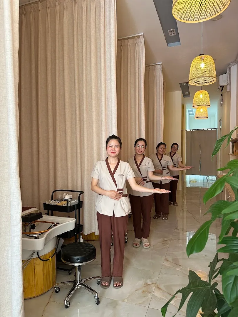 Đội ngũ nhân viên spa trong không gian chăm sóc thư giãn.
