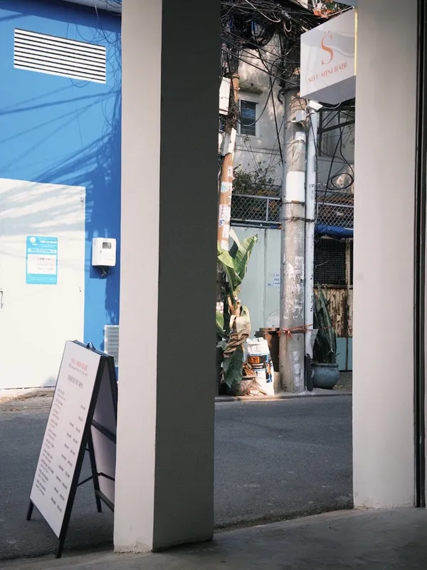 Mặt tiền và biển hiệu SiYu Mini Hair Salon nhìn từ lối vào.
