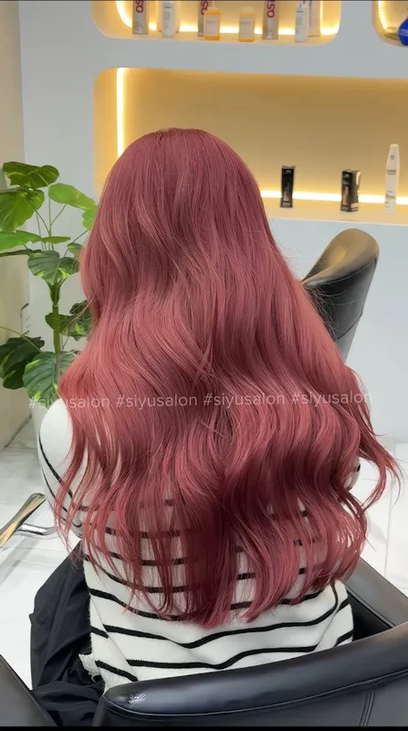 Mẫu tóc dài gợn sóng nhuộm hồng nâu tại salon