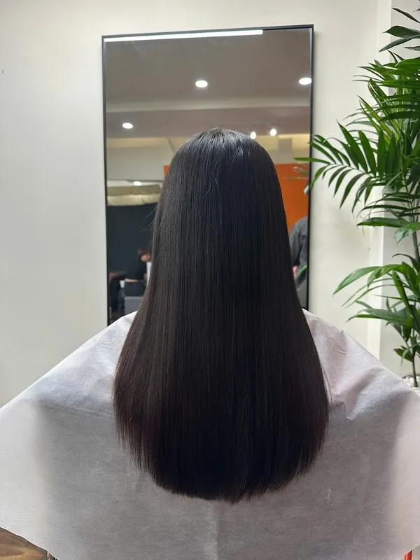 Mái tóc dài, thẳng và suôn mượt được tạo kiểu trong salon.