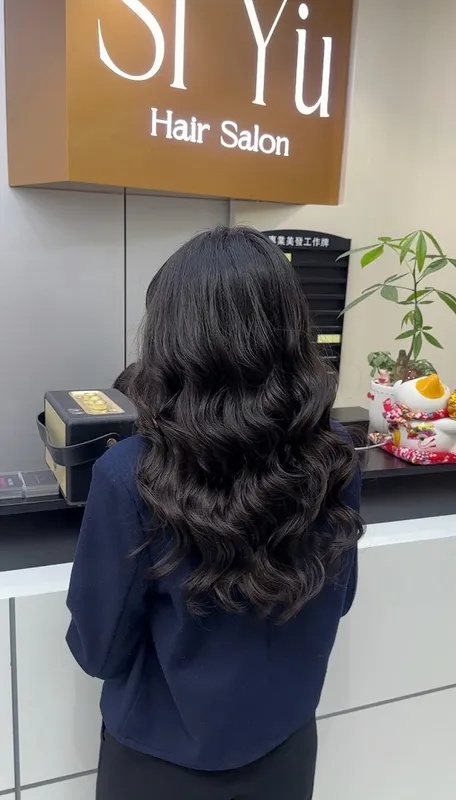 Mẫu tóc dài uốn sóng gợn nổi bật tại SiYu Hair Salon.