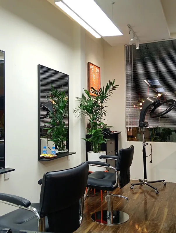 Không gian bên trong với ghế làm tóc, gương và thiết bị salon.