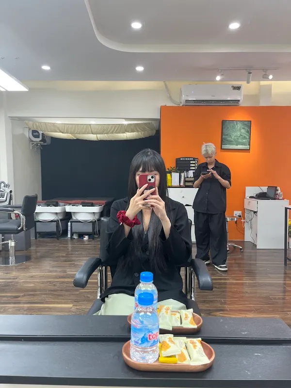 Không gian bên trong salon tóc với ghế làm tóc và khu vực gội đầu.