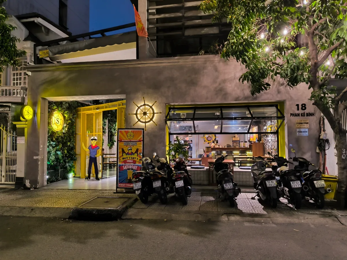 Mặt tiền Steersman Brewery với lối vào và không gian quầy bar bên trong.