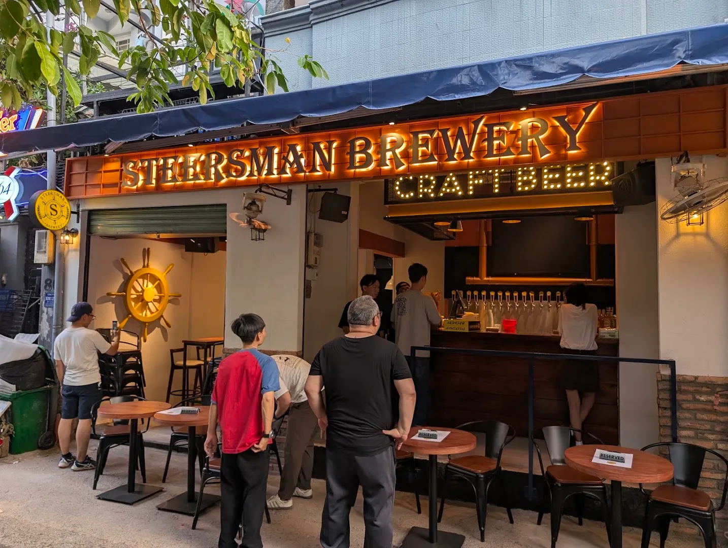 Mặt tiền Steersman Brewery với khu vực bàn ngoài trời và quầy bia thủ công.