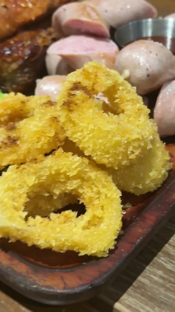 Đĩa đồ ăn chiên giòn kèm xúc xích và thịt viên.