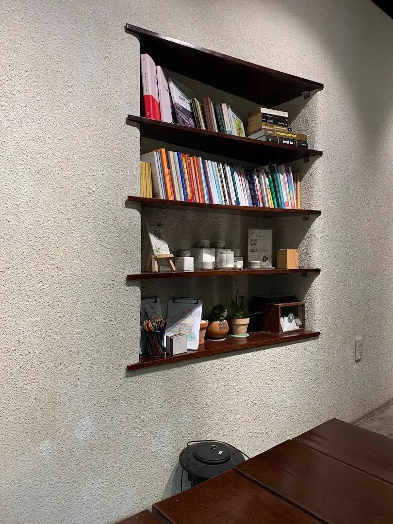 Kệ sách và đồ trang trí trong không gian quán cà phê.