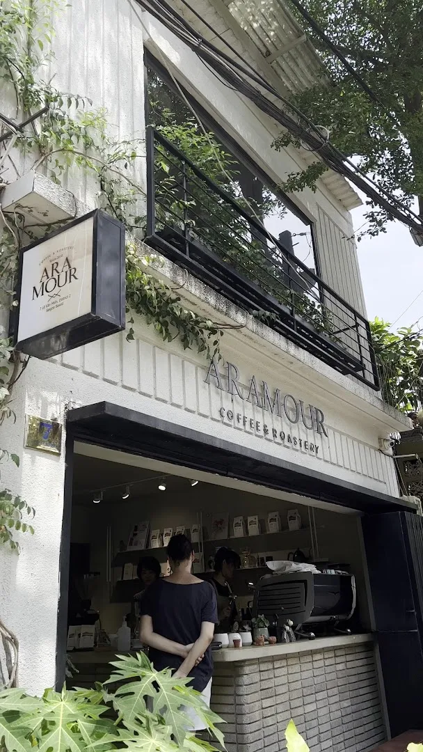 Mặt tiền Aramour Coffee Roastery với quầy pha chế phía trước.