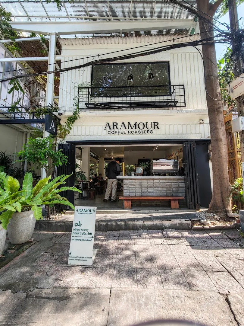 Mặt tiền quán Aramour Coffee Roasters với lối vào và quầy phục vụ phía trong.