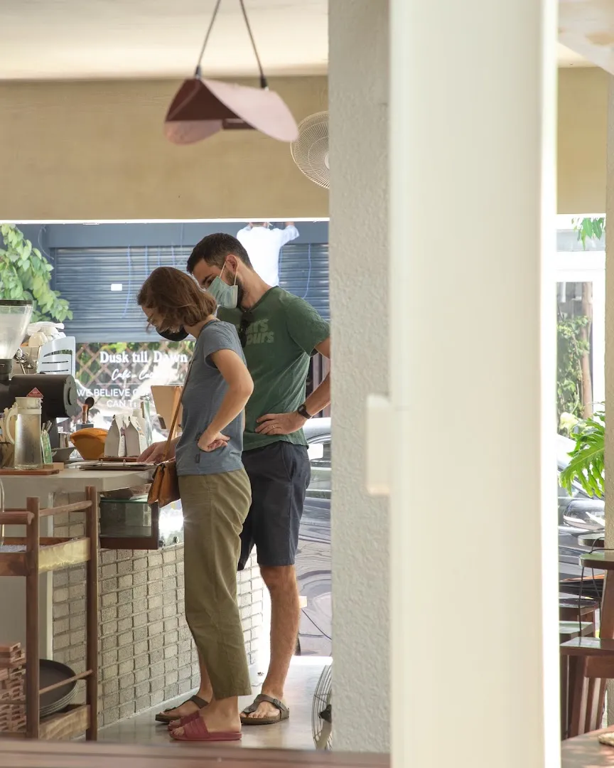 Không gian quầy pha chế và khu vực khách tại quán cà phê.