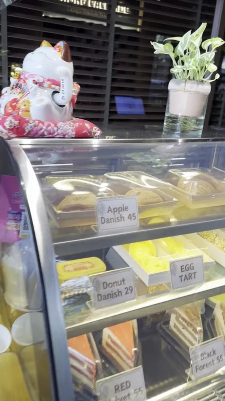 Tủ bánh ngọt với các lựa chọn như Apple Danish, Donut Danish và Egg Tart.