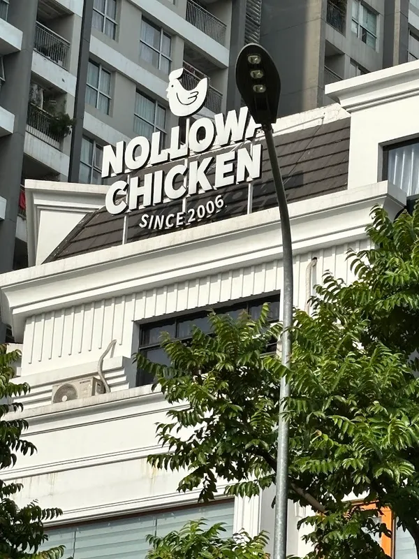 Biển hiệu mặt tiền Nolhow Chicken với dòng chữ “Since 2006”.