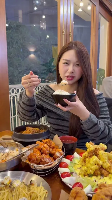Thực khách thưởng thức cơm cùng các món gà và món ăn kèm tại bàn.