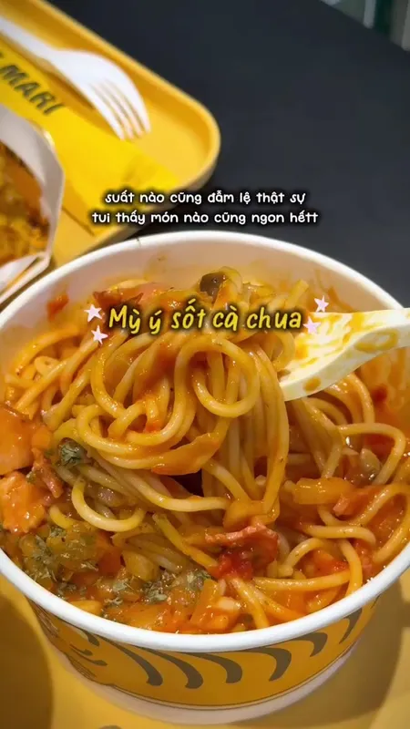 Mì Ý sốt cà chua trong tô, dùng kèm nĩa.