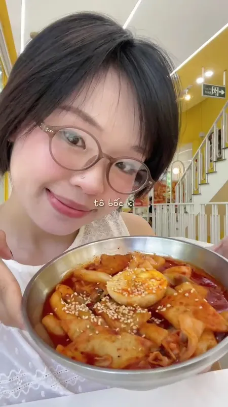 Món tokbokki sốt đỏ với bánh gạo, chả cá và trứng rắc mè.